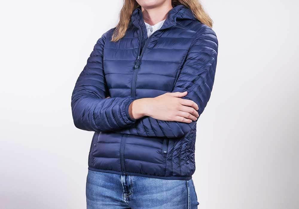 Doudoune bleue matelassée portée