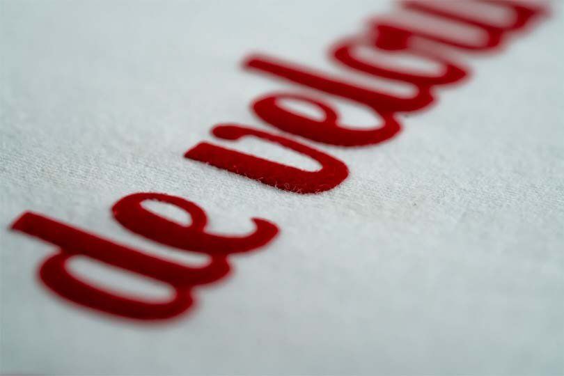 Flocage velours rouge sur t-shirt blanc