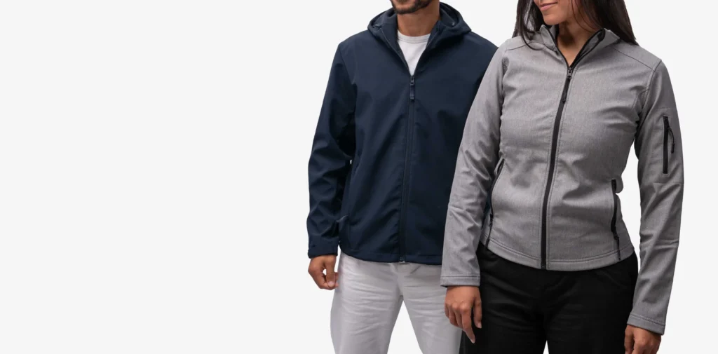 Homme et femme portant des vestes softshell imperméables 3 couches