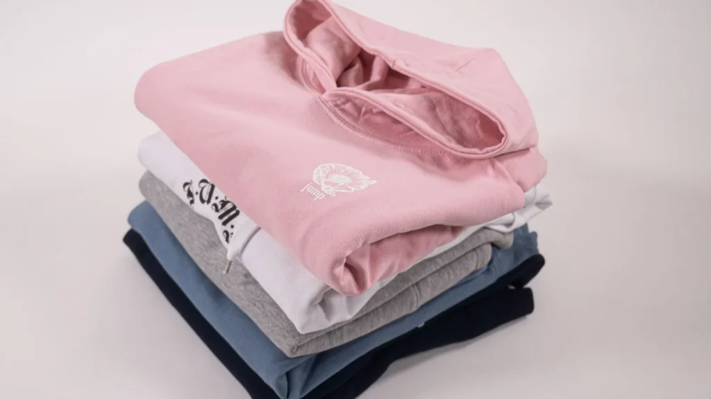 Sweats personnalisés pliés pour une collection de merchandising