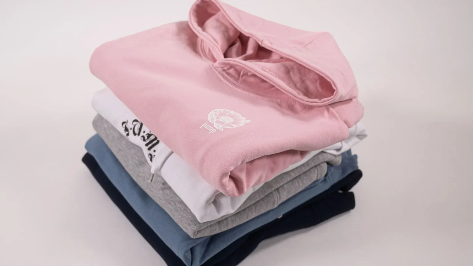 Sweats personnalisés pliés pour une collection de merchandising